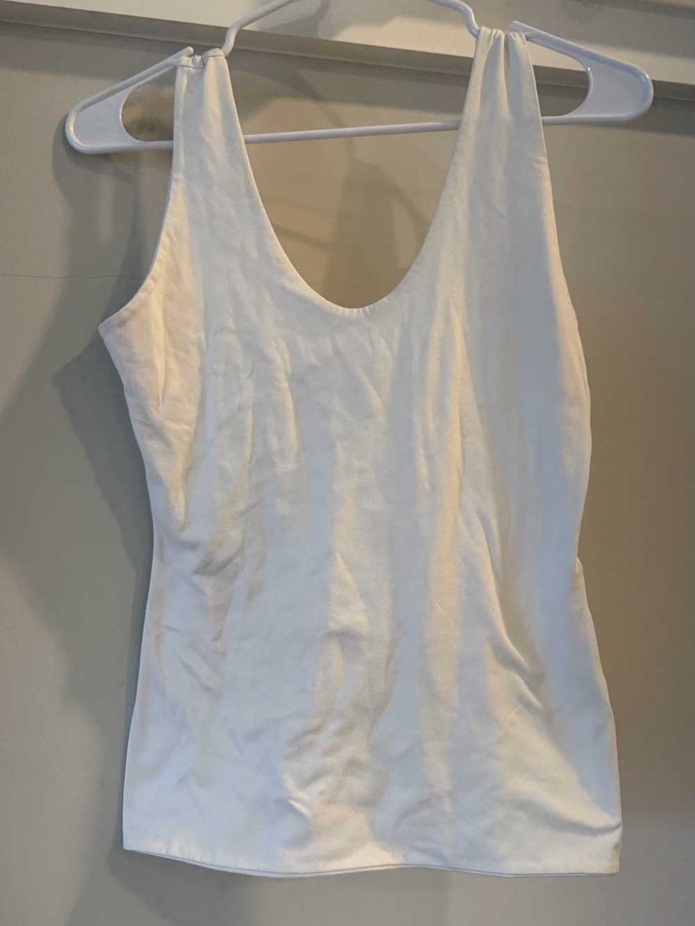 MyOutfitOnline White Fitted Scoop Neck Tank Top Size Large